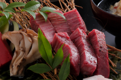 オリーブの実を飼料として育った小豆島産ブランドのオリーブ牛。 甘みと、とろけるような脂が特徴です。 オリーブの実を飼料として育った小豆島産ブランドのオリーブ牛。 甘みと、とろけるような脂が特徴です。