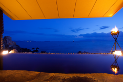 夕暮れ過ぎには瀬戸内海が美しい群青色に染まります。