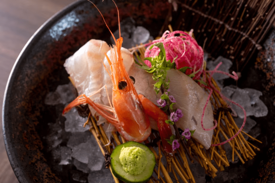 【通年・お造り】季節ごとの地魚を丁寧に盛り込んだお造りは、鮮度と美しさにこだわった海の恵み。