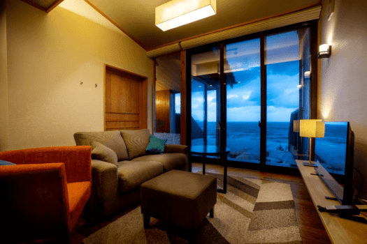 【102・海】刻一刻と変わる日本海の情景を愉しむ、オーシャンビュー和モダン客室・ダブルベッド（43平米）