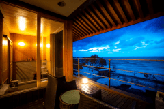 【101・山】日本海が一望できる、トロトロ泉質の湯に浸かる温泉客室露天風呂とウッドデッキテラスを完備。