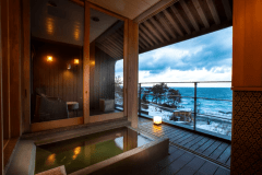 【202・地】トロトロ泉質の湯に浸かると、まるで海に浮かんでいるようなインフィニティ温泉客室露天風呂。