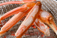 パチパチと炭火で焼く焼きガニは、香ばしくプリプリの食感がたまらない！