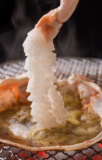 蟹味噌の甲羅焼きにかに刺しをつけて食べる贅沢！