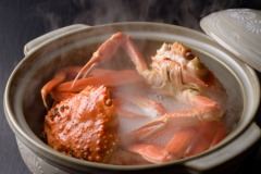 活きたかにを目の前で蒸し上げる＜活がに蒸し焼き＞は、
蒸すことで、旨味を逃さない当館のオリジナル！