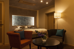 １階客室＜海kai＞バリアフリー客室（定員２名）には、クイーンサイズの高級シモンズベットをご用意。