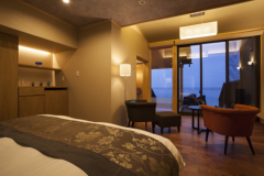 １階客室＜海kai＞からは、日本海を一望できる。