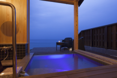 １階客室＜海kai＞から日本海を一望できる天然露天風呂。