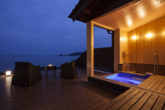 日本海を一望できる露天風呂は、まるで海に浸かっているよう！