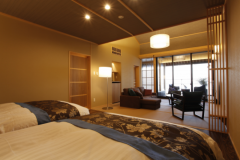 ２階客室には、高級シモンズベットのセミダブルが２台設置。日本海の水平線と間人の街並みが一望できます。