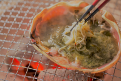 目の前の炭火でパチパチとじっくりと焼き上げる濃厚な蟹味噌甲羅焼！