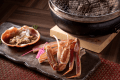 【冬・焼きガニ】松葉ガニを炭火でじっくりと香ばしく焼きあげ、カニ本来の旨みと甘みを味わう冬の贅沢。