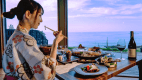 【夕食イメージ】夏は、マジックアワーの日本海を望みながら、夕食をお楽しみください。
