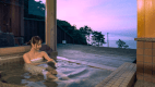 【客室温泉露天風呂】夕日が沈んだ後のマジックアワーの日本海を一望、まるで海に浮かんでいるような感覚。