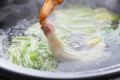 熱々の出汁をくぐらすと、更に甘みが増す。活ガニのしゃぶしゃぶ！