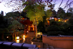 【玄関】「山の茶屋」は山の斜面に沿って昭和35年に建てられた木造の宿 【玄関】「山の茶屋」は山の斜面に沿って昭和35年に建てられた木造の宿