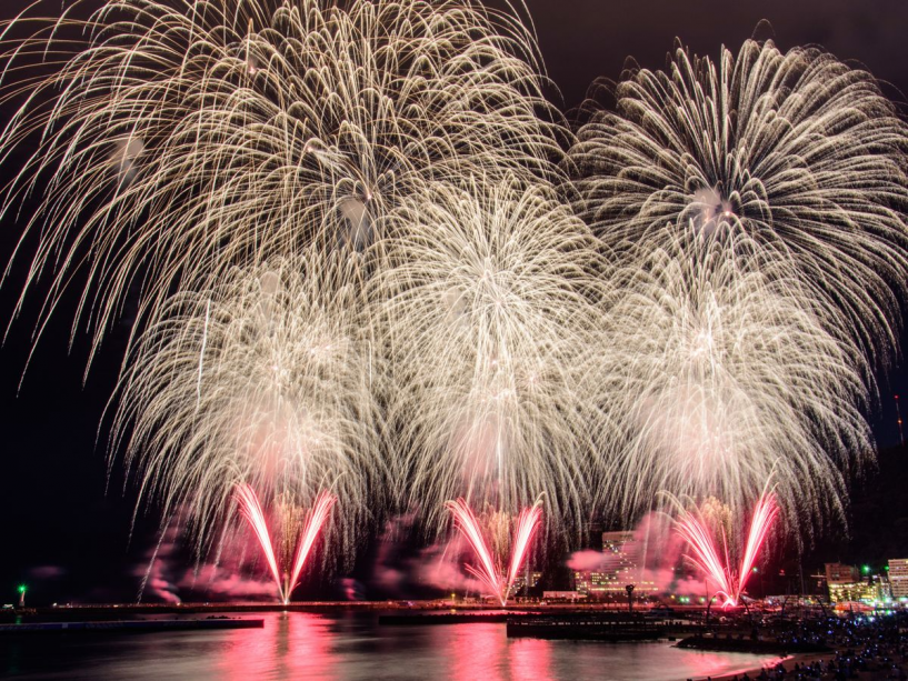 熱海といえば、有名な海上花火大会。雨でも開催されます。