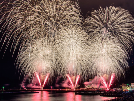 熱海といえば、有名な海上花火大会。雨でも開催されます。