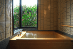 檜のお風呂が付いた客室