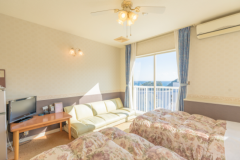 2Fツインルーム。海を眺めながらゆったりと過ごせる　