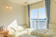 ２Fツインルームからは白浜の海が一望できる。