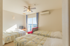 白浜の海が見えるトリプルルーム。窓を開けると波音が聴こえる…　