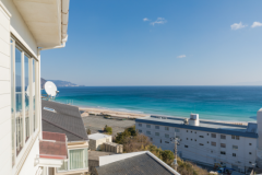 トリプルルームからは白浜の海が一望できる