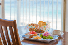 白浜の海を眺めながらの朝食。