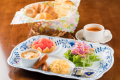洋食ワンプレートの朝食。焼きたてのパンが人気