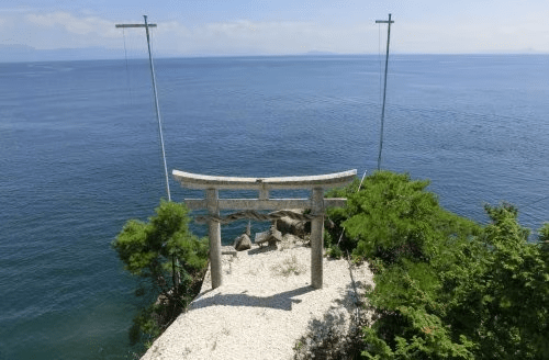 北びわ湖に浮かぶパワースポット　神秘の島「竹生島へ」竹生島クルーズ付き　時を忘れて大地を感じるGlamping Resort 水辺に浮かぶパブリックサウナ利用可！2食付き