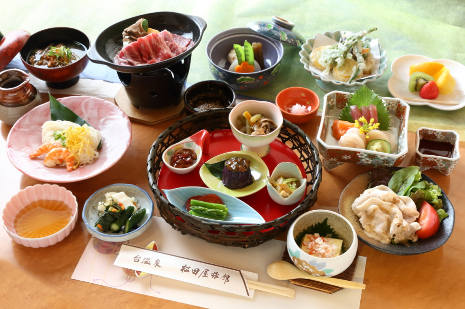 花巻の地物を中心に一番おいしく味わえる食材でつくりました。 花巻の地物を中心に一番おいしく味わえる食材でつくりました。