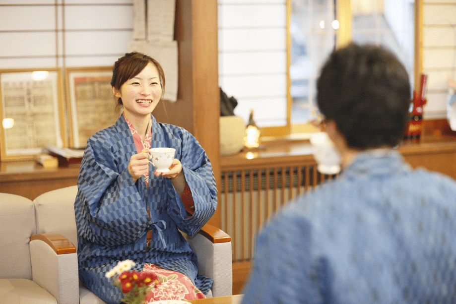 広々とした本館ロビーでゆるりとした時間をお過ごし下さい。