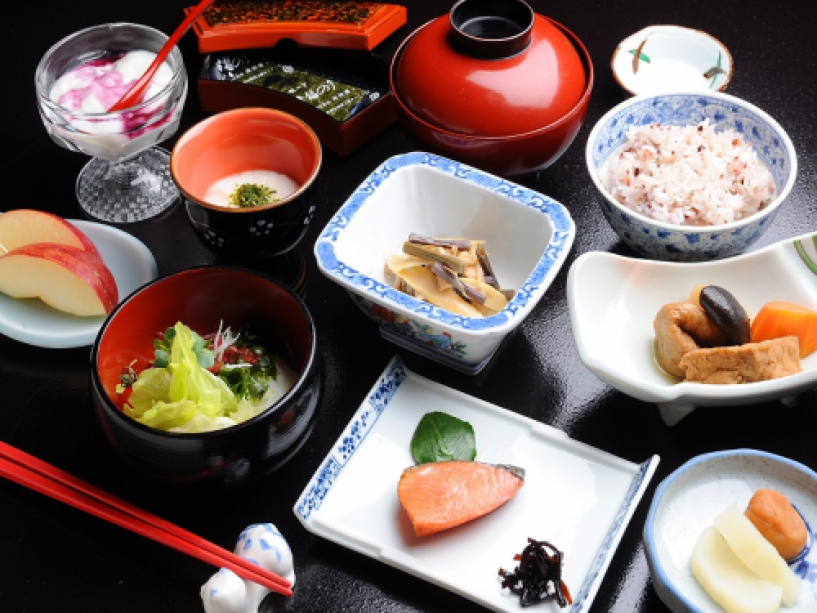 朝食は、ひとめぼれ100%のご飯、自家製合わせ味噌の味噌汁にお煮付け等、素朴な味付けが人気です。 朝食は、ひとめぼれ100%のご飯、自家製合わせ味噌の味噌汁にお煮付け等、素朴な味付けが人気です。