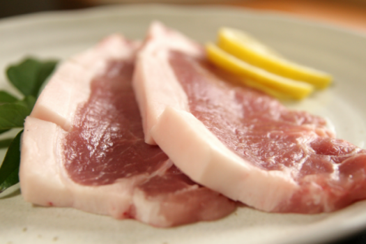 肉質まろやか、花巻産ブランド豚「白金豚（はっきんとん）」をご夕食にお付けします。
