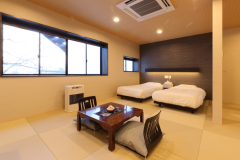 特別室「楓」リビング。和洋室タイプ。シモンズベッドと半露天風呂付き客室でゆっくりご静養。