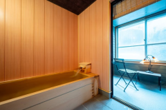 「御仮屋　釜淵　半露天テラス付客室風呂」浴室の奥には窓際に湯上りテラスを併設。