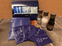 特別室用ワンランク上の高級アメニティ」男女共通POLA「アロマエッセゴールド」3点セット、男性にPOLA「GACHI」フェイス＆ヘアケア4種セット、女性に雪肌精のフルスキンケア4点セット