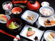 朝食は、ひとめぼれ100％のご飯、自家製合わせ味噌の味噌汁にお煮付け等、素朴な味付けが人気です。