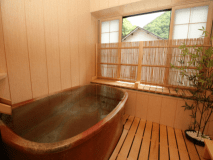 特別室　険坂の半露天「陶器風呂」。窓は開閉可能です。源泉かけ流しの温泉を満喫下さい。