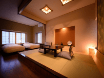 【特別室　険坂（けわしざか）】和室と洋間（ベッド２台）＋陶器風呂（かけ流し）付。【禁煙】