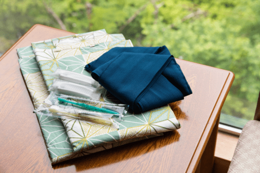 アメニティーコーナーにで浴衣、ヘアブラシ、歯ブラシをおとりください