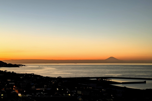 天気が良い日は富士山のシルエットが見られます