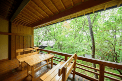 小さなベランダがあります。（※お部屋によって眺めは異なります。）