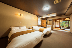 シモンズ製ベッドでごゆっくりとおやすみくださいませ。