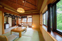 レトロな造りの広々としたお部屋です。