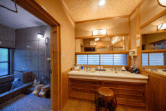 内風呂付き（温泉ではなく、沸かし湯となります。）