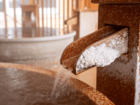 湯の華。温泉成分の結晶です。