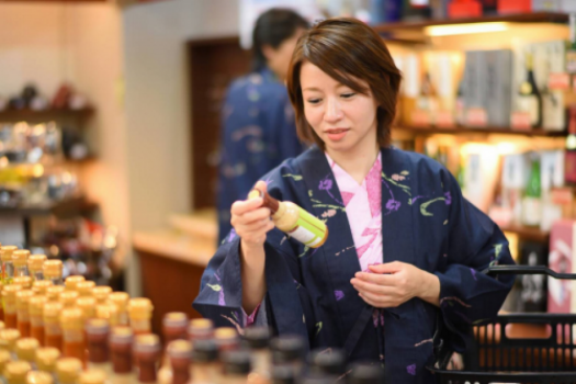 【お土産処・会津のれん】品数豊富に取り揃えております。営業時間15：00～21：00　07：00～10：00