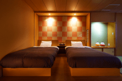 和室とベッドの両方を備えた和洋室。

小物類は会津木綿を使用。

4名様の場合2名様はお布団のご用意となります