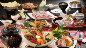 お食事一例：タラバ蟹のお造りと活鮑の踊り焼きをご賞味下さい ※メインのタラバ蟹活鮑は変更ありませんが他食材は季節や仕入れ状況によりお料理内容は変更になります